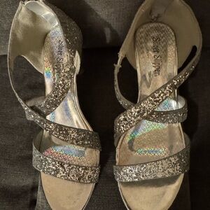 Silver Slipper Big Girl’s Sz 3 M Rhinestone Encrusted Heels VGUC😊😊